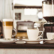 Kaffeebar mit Kaffeegetränken. WavebreakmediaMicro - Fotolia