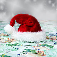 Weihnachtsmütze und Geldscheine